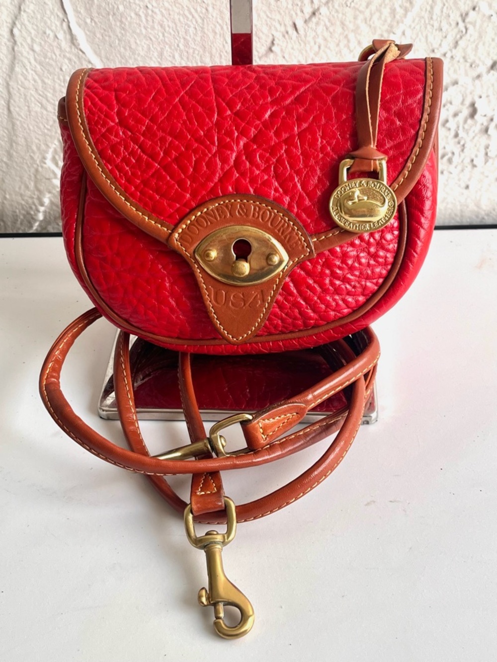 ♦️HOST PICK ♦️VINTAGE DOONEY & BOURKE RED BRITISH TAN CAVALRY SADDLEBAG … - Picture 2 of 16
